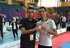 أبو غوش ومدربه العساف بعد الظفر بالميدالية الذهبية اليوم 