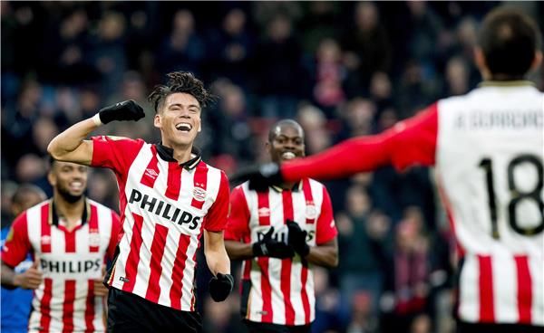 لاعبو أيندهوفن 