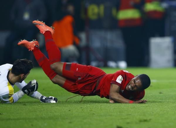 رومان بوركي يتصدى لإحدى الفرص