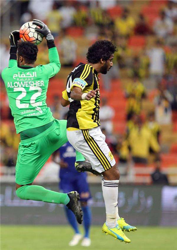 عبدالله العويشير في محاولة تصدي الكرة
