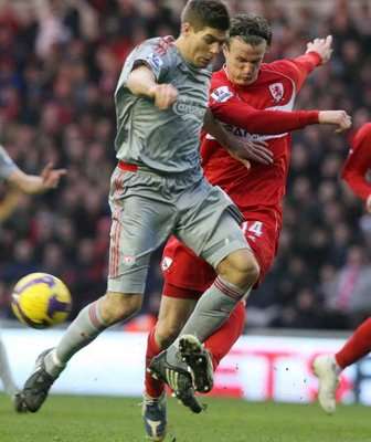 جيرارد لاعب الليفر بجانبة روبرت هيث لاعب ميدلزبره