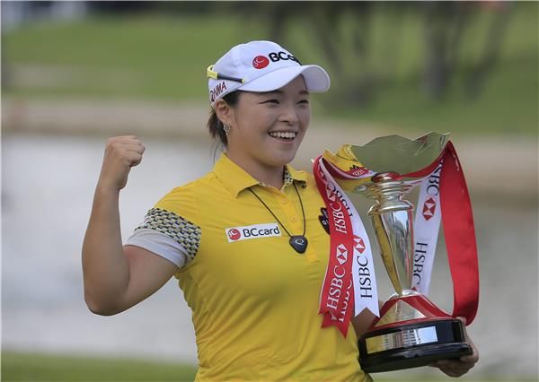 جانج ها-نا مع رمز بطولة سنغافورة