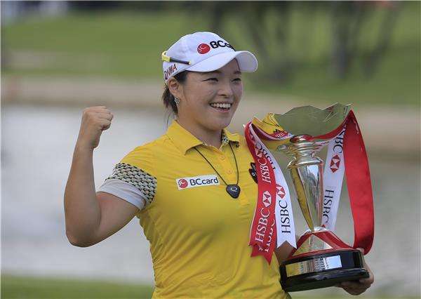 جانج ها-نا مع رمز بطولة سنغافورة