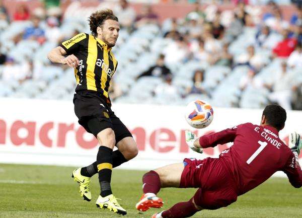 دييجو فورلان (يسار)