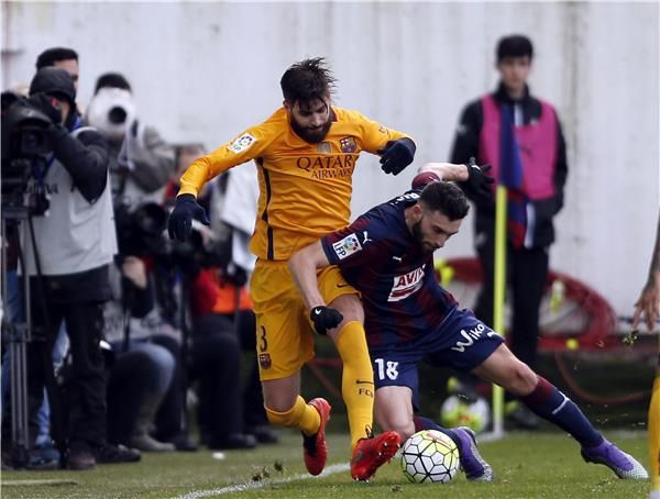 جيرارد بيكيه في محاولة لأخذ الكرة