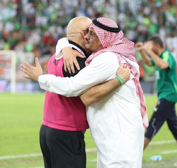 جروس مدرب الأهلي والإداري طارق كيال