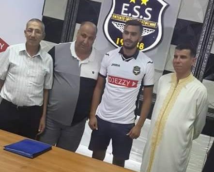 اللاعب كنيش و الرئيس حمار يتوسطان الصورة 