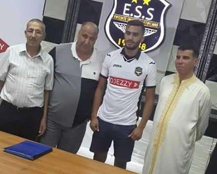 اللاعب كنيش و الرئيس حمار يتوسطان الصورة