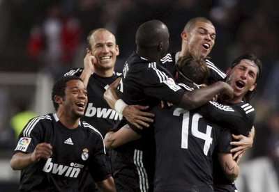 فرحة لاعبي الريال بعد تسجيل هدف ضد اسبانيول 