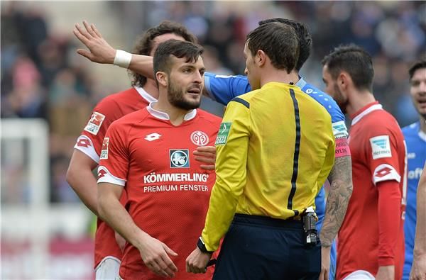 جوليو دوناتي لحظة طرده من قبل الحكم