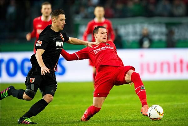 جيفري يسار الصورة في محاولة اخذ الكرة