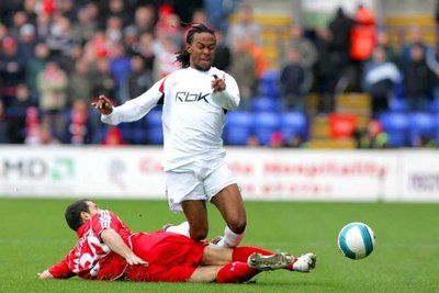 لقطة ارشيفية لريكاردو جاردنر لاعب بولتون اثناء عرقلته