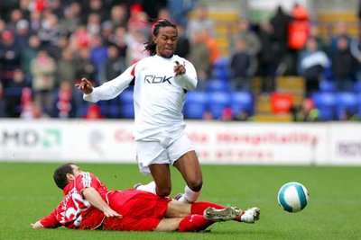 لقطة ارشيفية لريكاردو جاردنر لاعب بولتون اثناء عرقلته