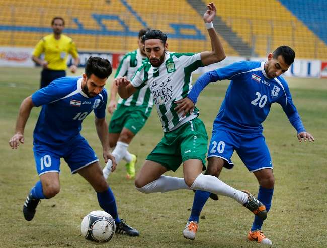 لوكاس جالان بالقميص الأخضر