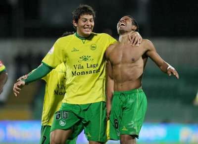 لقطة ارشيفية لاثنين من لاعبي من نافال يحتفلان بفوز فريقيهما