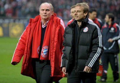 كلينسيمان المدير الفني لبايرن مينوخ اثناء استراحة ما بين الشوطين