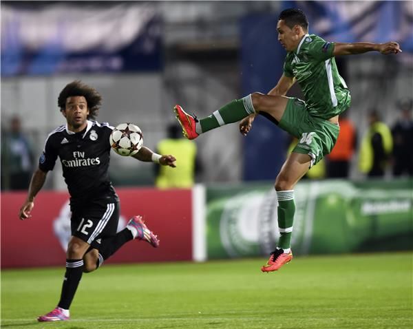 مارسيلينيو (يمين) في مباراة فريقه ضد ريال مدريد