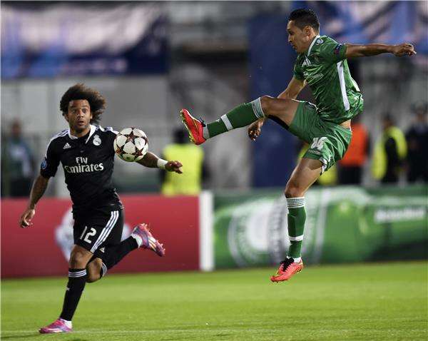 مارسيلينيو (يمين) في مباراة فريقه ضد ريال مدريد