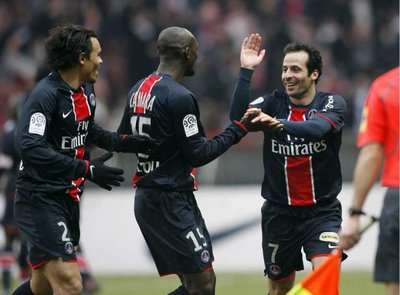 لاعبي باريس سان جيرمان يحتفلون بعد تسجل هدف جولي