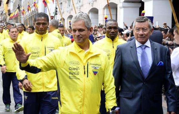 كارلوس بياسيس (يمين) مع اللاعب الايكوادوري السابق أنطونو فالنسيا