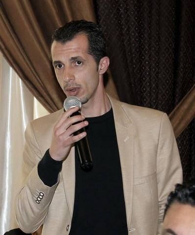 مراسل كووروة يبدي ملاحظاته في المؤتمر الصحفي اليوم 