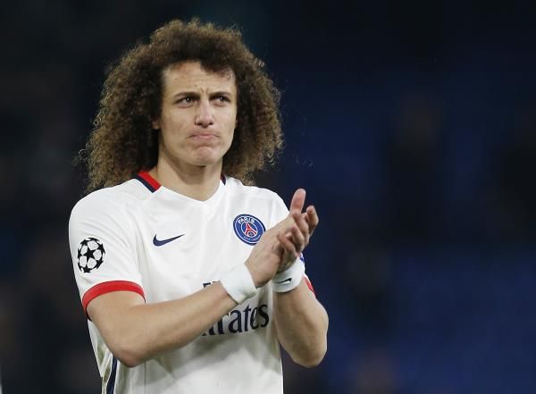  ديفيد لويز خلال لقاء أمس 