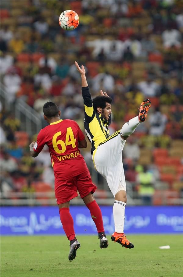  فيتور جونيور (يسار)