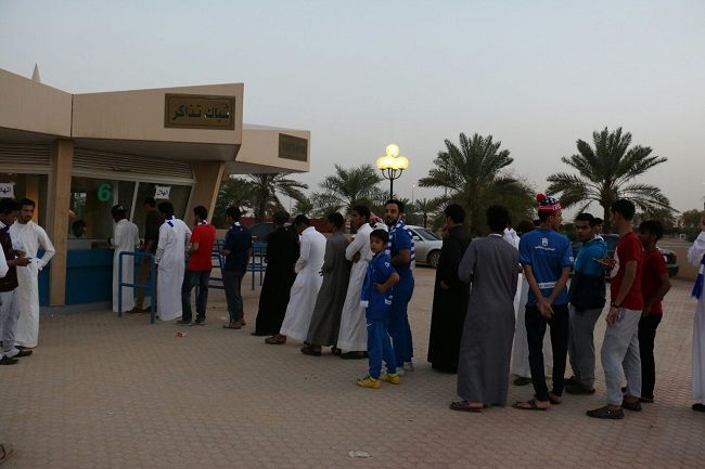 الجماهير أمام شباك التذاكر -  تصوير : نواف الجبني 