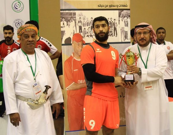 لاعب مضر السعودي المحترف البحريني حسين الصياد أفضل لاعب في البطولة
