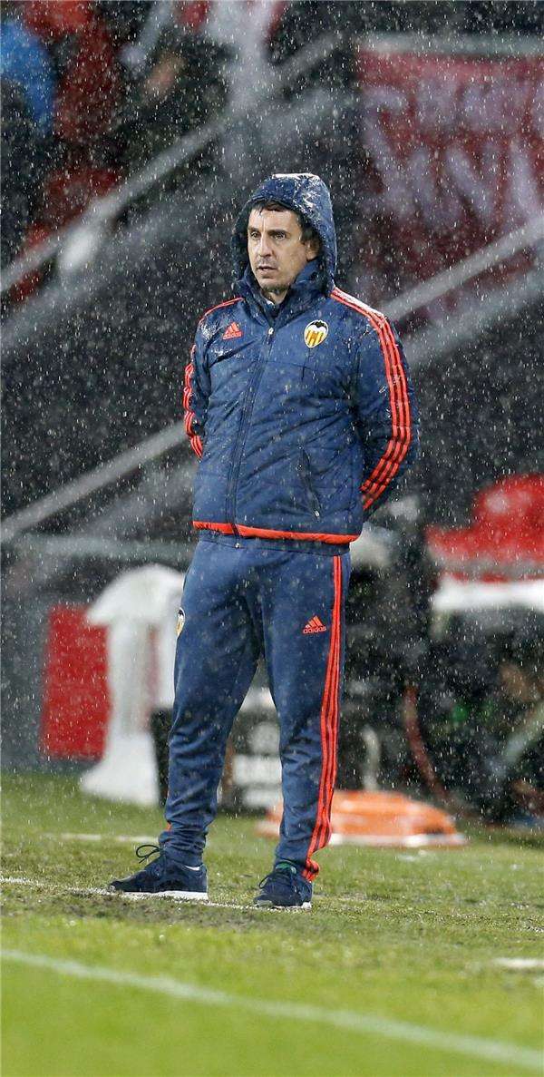 جاري نيفيل في مباراة أمس