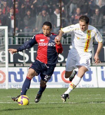 جيدا في صراع على الكرة مع أحد نجوم نادي ليتشي