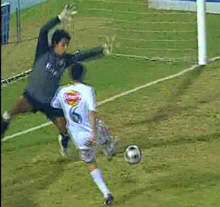هانى سعيد لاعب الزمالك يحرز هدف المباراة الوحيد