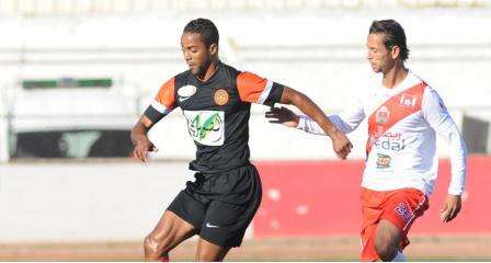  أمين الكاس يسار الصورة