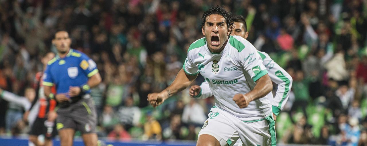 لقطة من مباراة سانتوس لاجونا و باتشوكا 