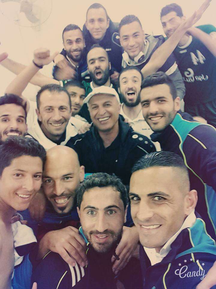 الكابتن بحري محاطاً بلاعبي الفريق بعد الفوز على الحسين