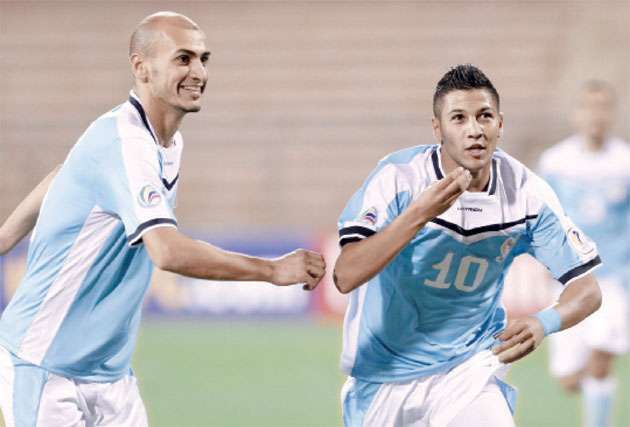 الخوالدة "يمين" خلال فترة لعبه مع الفيصلي