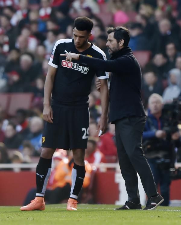 كيكي سانشيز فلوريس مع لاعبه كابوي في مباراة اليوم