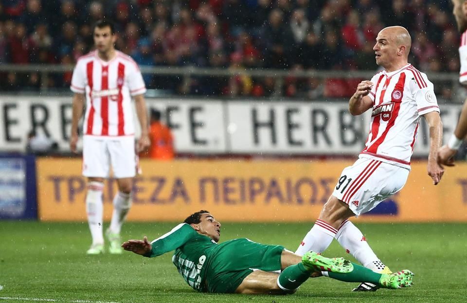 كامبياسو يسجل الهدف الأول