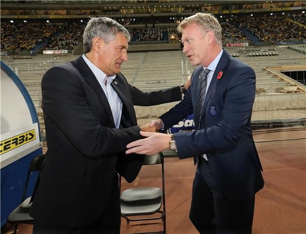  كيكي سيتيين على اليسار 