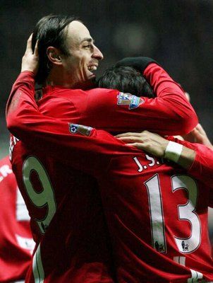 برباتوف يتلقى تهنئة زملائه بعد إحرازه الهدف الثاني