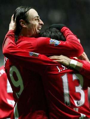 برباتوف يتلقى تهنئة زملائه بعد إحرازه الهدف الثاني