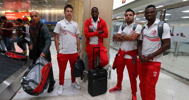 لاعبو لوخيا في مطار الملك خالد الدولي