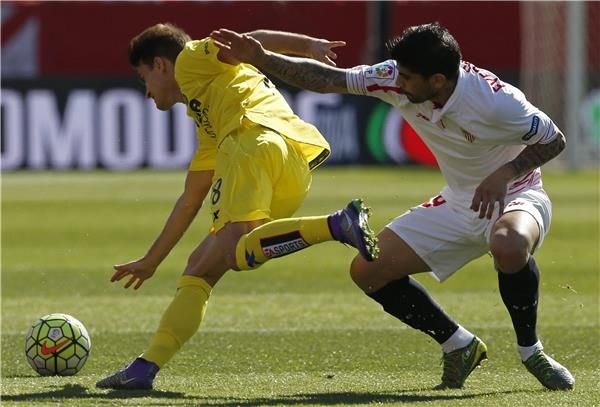 إيفير بانيغا على اليمين