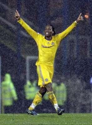 دروغبا يحتفل بهدفه الأخير في الدوري الانجليزي مساء الثلاثاء الماضي