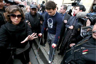 رونالدو لحظة خروجه من المستشفى بعد اجراء العملية في باريس