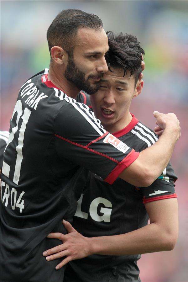 عمر توبراك (يسار)