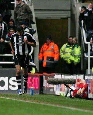 ستيفـن تايلـور ويبدو كريستيانو رونالدو على الأرض