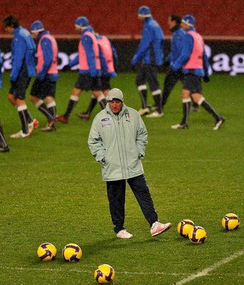 ليبي خلال تدريبات المنتخب الإيطالي بلندن قبل الخسارة من البرازيل