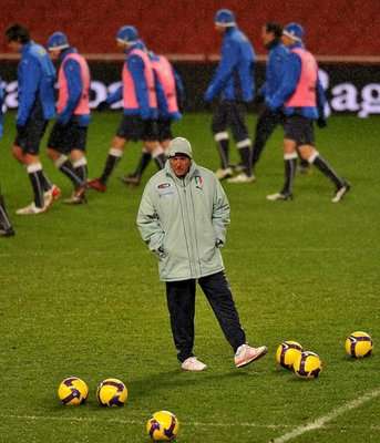 ليبي خلال تدريبات المنتخب الإيطالي بلندن قبل الخسارة من البرازيل