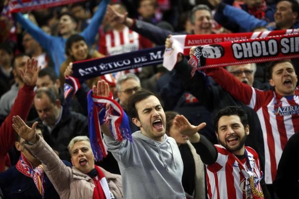 جماهير الاتليتيكو في مباراة أمس